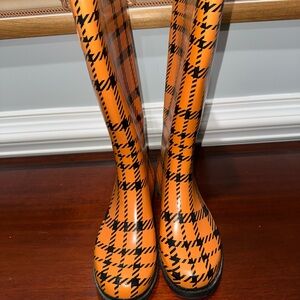 WOMENS WATERPROOF, ORANGE/BLACK, RUBBER RAIN BOOTS        Size: 8